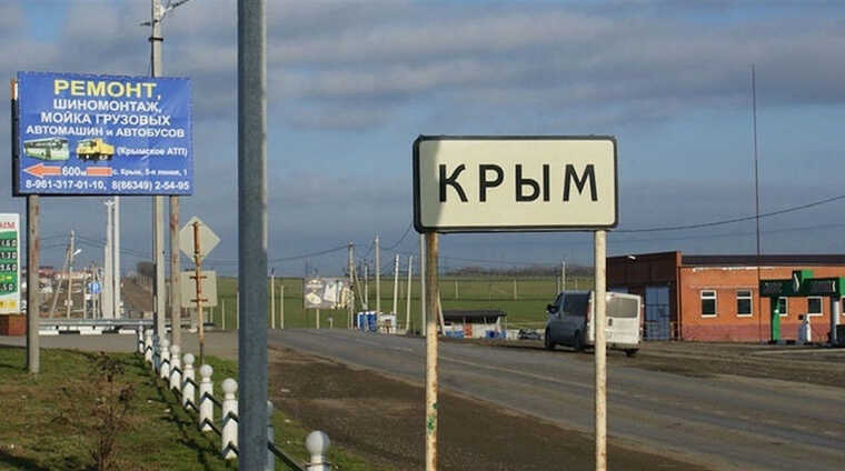 Жителі окупованого Криму заливають червоною фарбою машини із символами війни