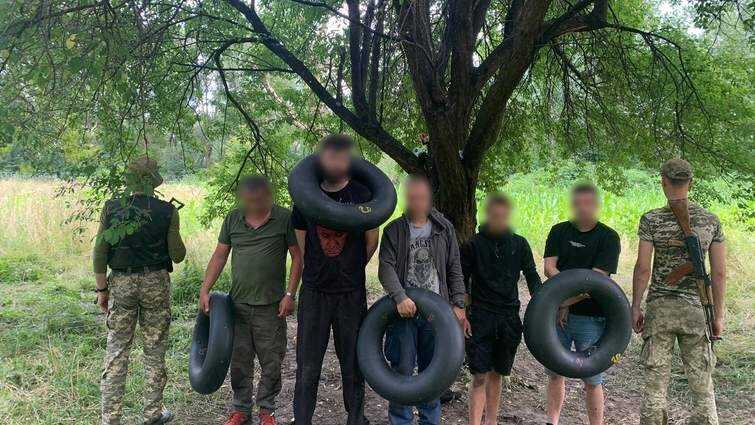 На Закарпатті прикордонники затримали чотирьох чоловіків під час спроби переплисти Тису