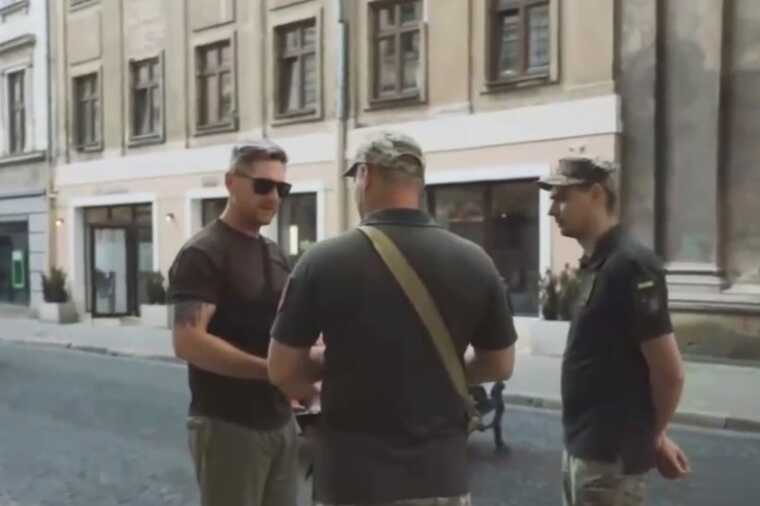 У Львові під час перевірки ТЦК чоловік заявив, що він британець