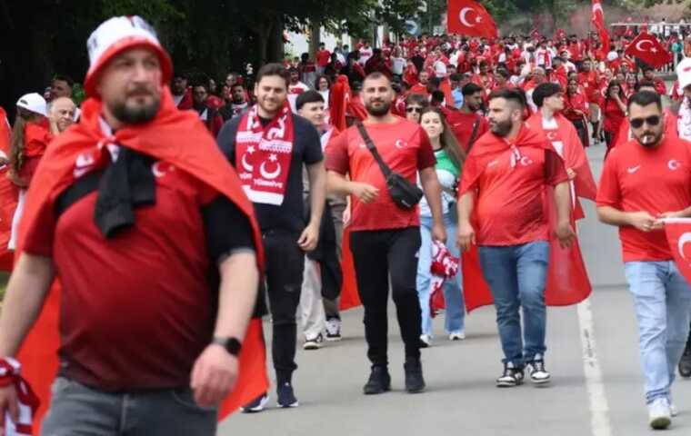 У Берліні поліція зупинила марш турецьких вболівальників через демонстрацію суперечливого жесту