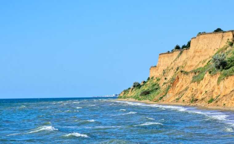 В Одесі на один із пляжів з урвища скотився автомобіль