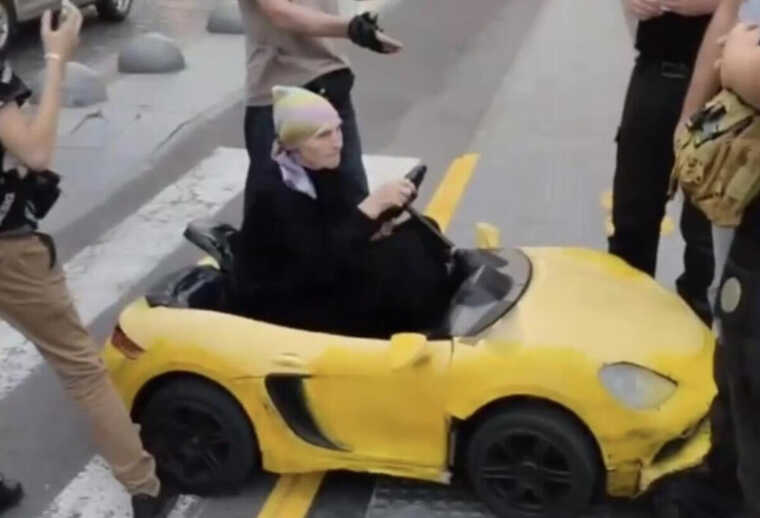 У центрі Львова бабуся отримала штраф за їзду на іграшковому Lamborghini