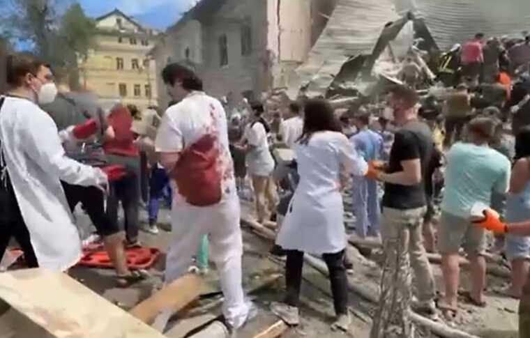 Сотні людей прийшли допомагати рятувальникам розбирати завали «Охматдиту» у Києві