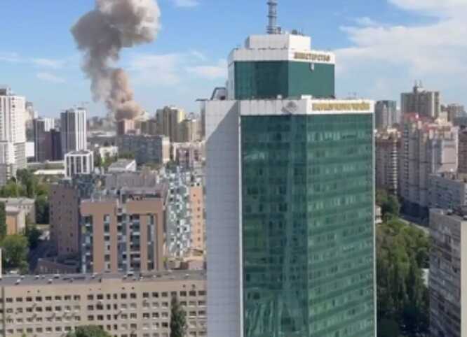У Мережі зʼявилися кадри влучання російської ракети по «Охматдиту»