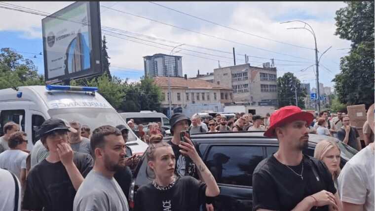 Рідні хворих дітей зібралися під “Охматдитом”: вхід на територію перекрили