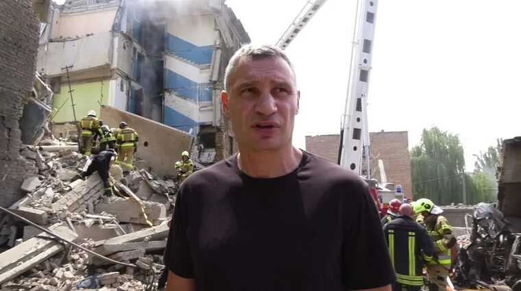 У Шевченківському районі столиці повністю зруйновано під’їзд будинку: Кличко прибув на місце удару