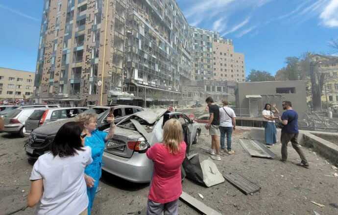 З-під завалів "Охматдиту" дістали тіла матері та двох її дітей