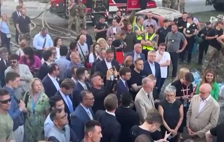 Біля будівлі зруйнованого РФ "Охматдиту" зібралися посли різних країн