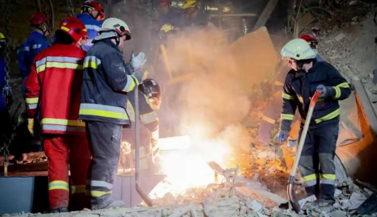 Розбір завалів лікарні «Охматдит»: рятувальники дісталися підвалу