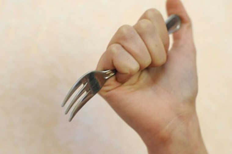 У Львові жінка вдарила колишнього чоловіка-інваліда виделкою в обличчя