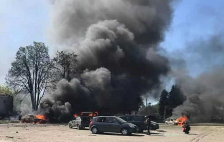 Загарбники вдарили по Харківщині: є приліт по території підприємства, постраждали четверо чоловіків