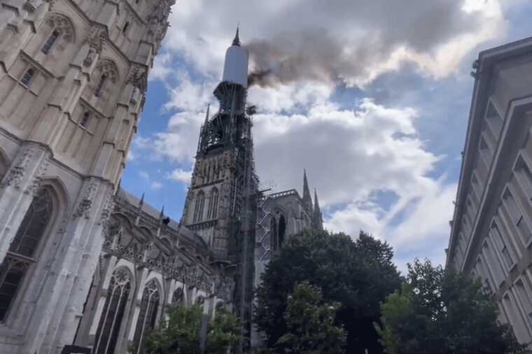 У Франції спалахнув шпиль старовинного собору