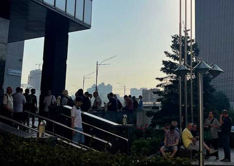 У Києві під ЦНАПами збираються черги