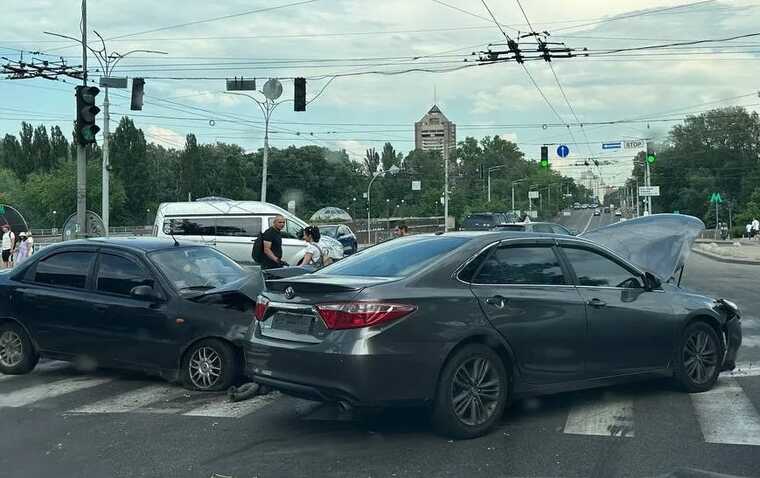 У Києві біля станції метро "Дорогожичі" зіткнулись два легковики