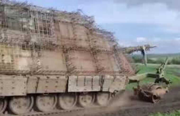 Ukrainian Armed Forces in the south destroyed a Russian “turtle tank” in a double strike