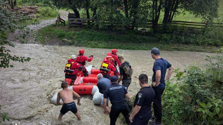 В Івано-Франківській області обірвався міст із жінкою та двома дітьми: загинула дівчинка