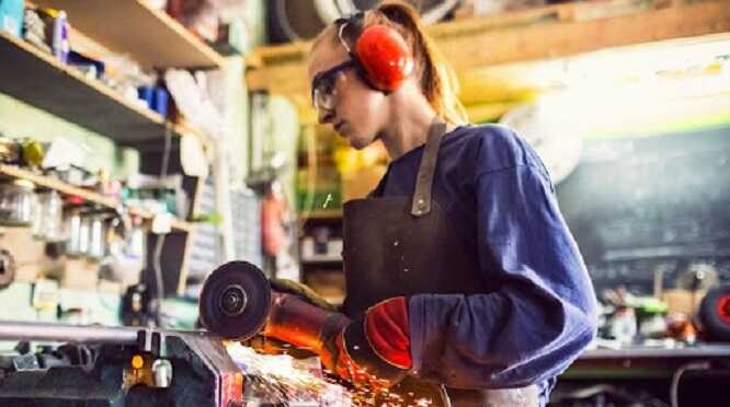 The Guardian: Дедалі більше українських жінок ідуть працювати на чоловічі роботи