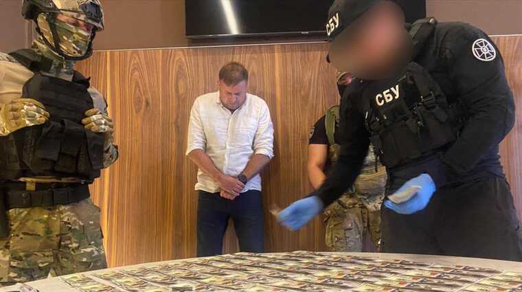 На Закарпатті депутата міськради від ЄС затримали на хабарі за допомогу ухилянтам