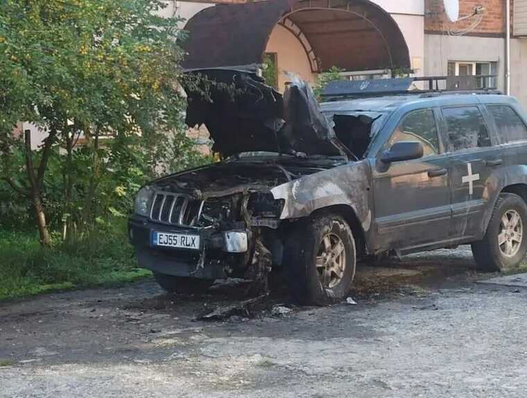 На Івано-Франківщині спалили автівку військовому, який приїхав у відпустку з фронту