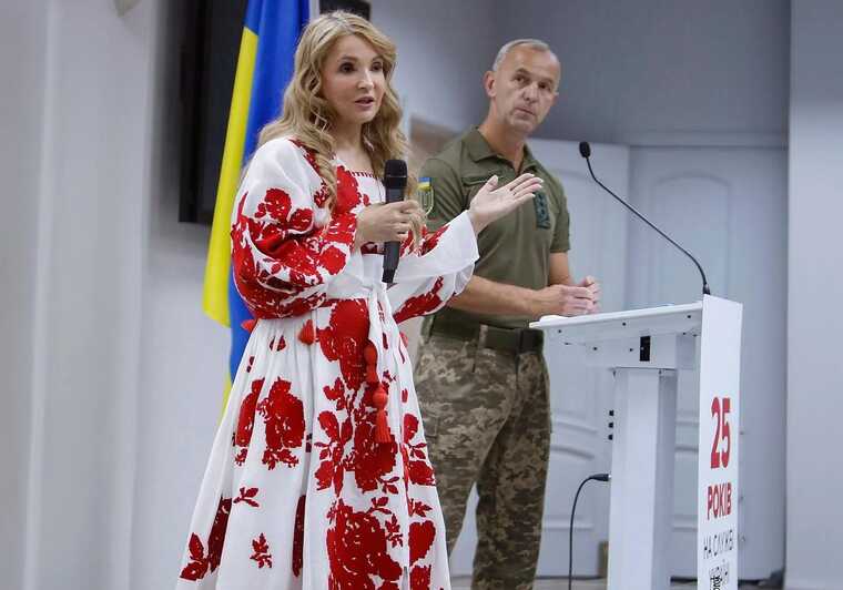 Тимошенко прийшла на 25-річчя «Батьківщини» у розкішній вишиванці за 110 тисяч гривень