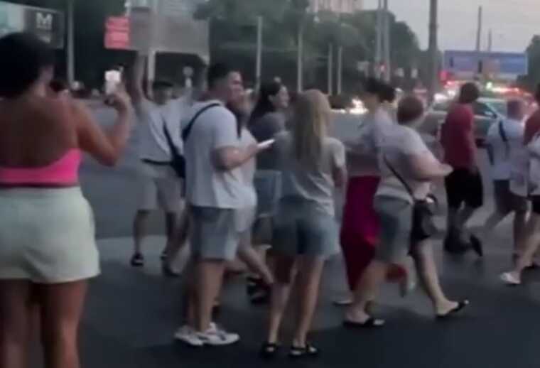 Одесити знову перекривали дорогу через відсутність світла