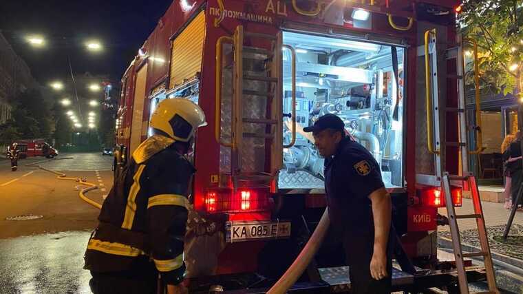 На столичних Позняках загорівся супермаркет