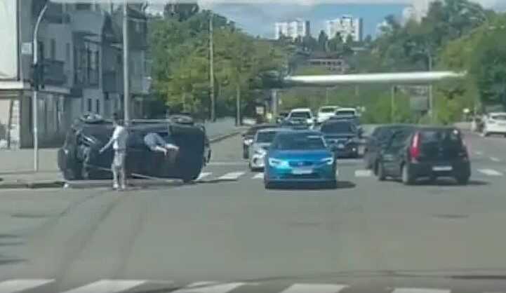 ДТП у Києві: сталась аварія за участі двох легковиків, одна з машин перекинулась