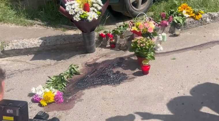 На місце вбивства Ірини Фаріон люди несуть квіти та лампадки