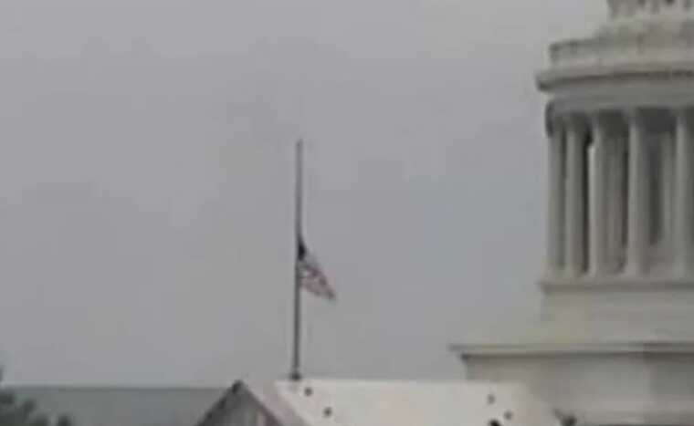 У США над Капітолієм приспустили американський прапор