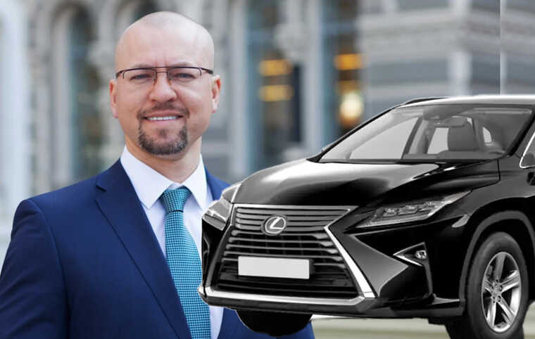Чиновник Нацбанку під час війни виїжджав за кордон на Lexus нібито за гуманітаркою