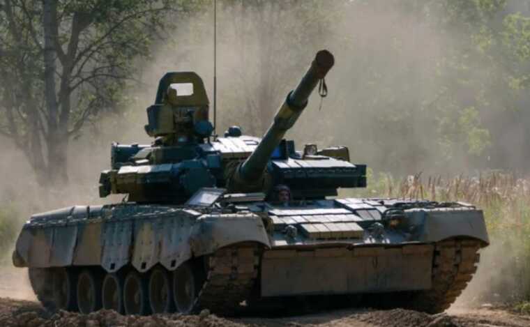 Нацгвардійці у хащах Серебрянського лісу перетворили на металобрухт танк Т-80