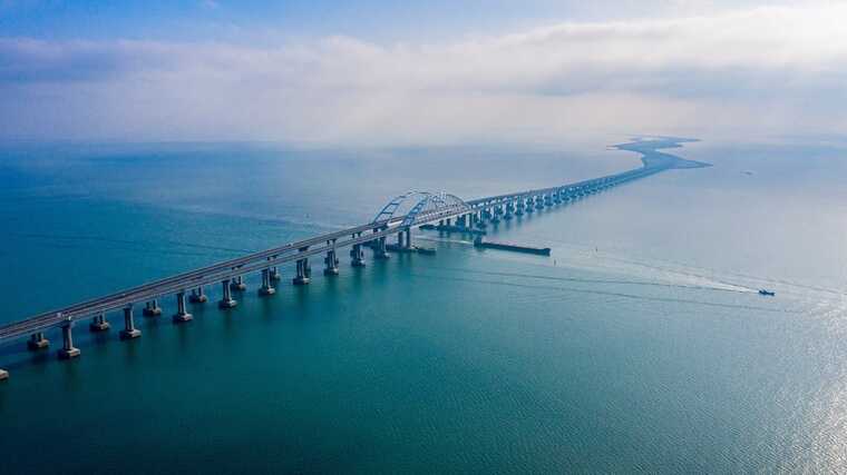 РФ збільшила кількість захисних барж біля Кримського мосту