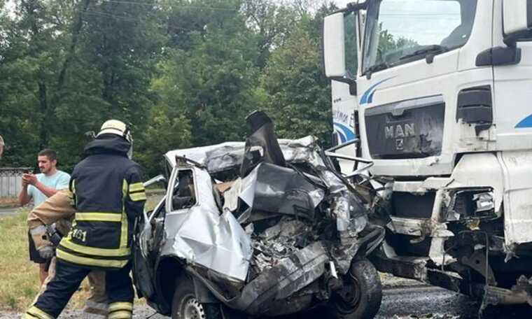 На Харківщині вантажівка зіткнулася з легковиком: є постраждалі, зокрема діти