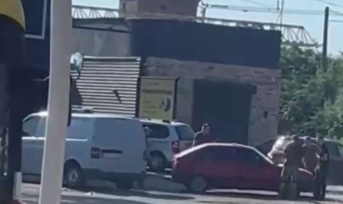 В Одесі чоловік «покатав» на капоті автівки військового