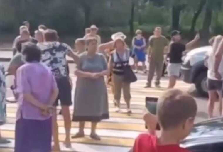 Донеччани через відсутність води почали перекривати вулиці: "Довели людей до кам’яного віку"