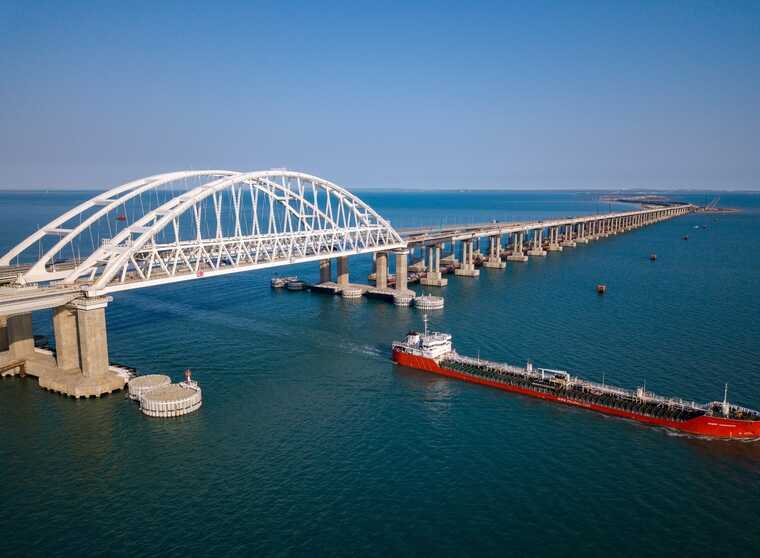 Загарбники будують в окупованій Керчі укріплення біля Кримського мосту