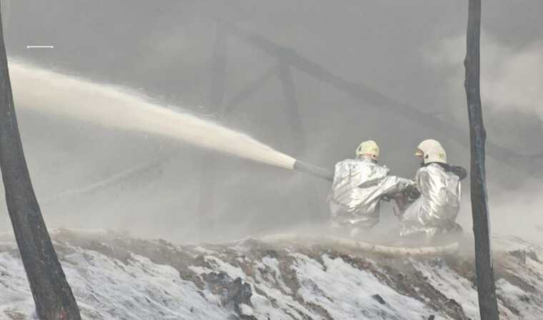 У мережі публікують фото пожежі з місця прильоту по об’єкту інфраструктури в Житомирській області