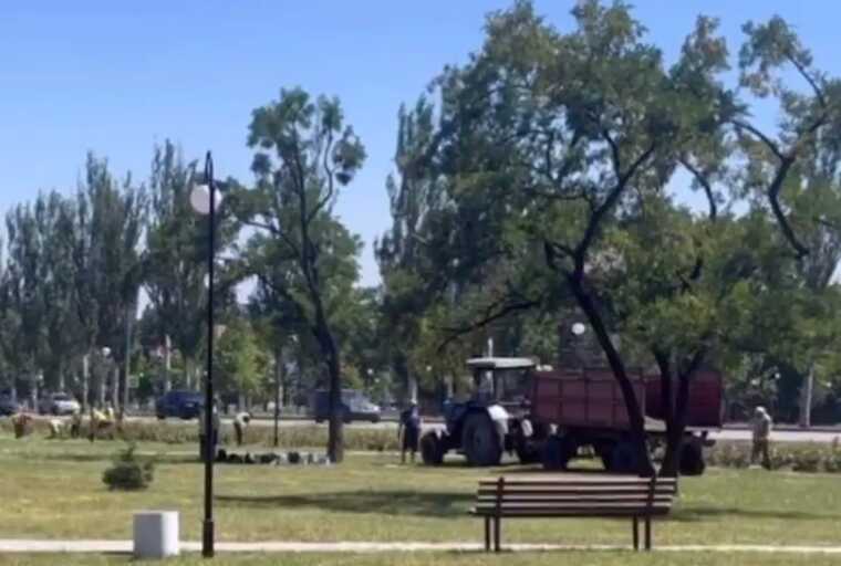 В Покровске Донецкой области вместо окопов коммунальщики высаживают цветы на клумбах, – военный