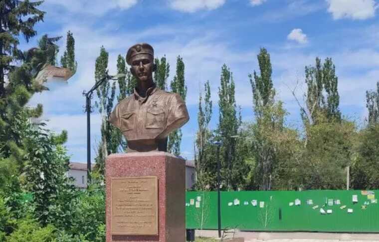Загарбники в окупованому Маріуполі встановили пам’ятник вбивці місцевих жителів