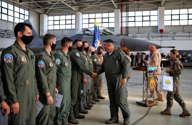 В Румынии учебный центр F-16 выпустил первых пилотов