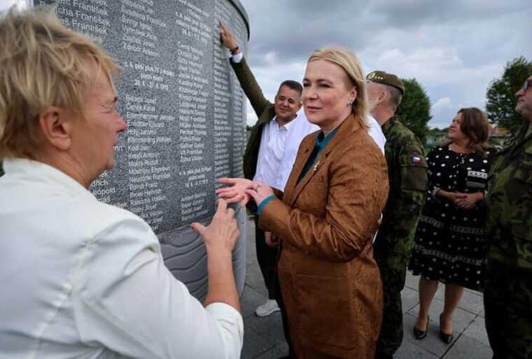 Министр обороны Чехии Чернохова посетила Украину