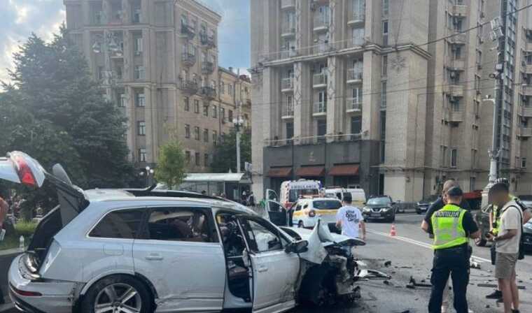 У центрі столиці іноземець на Audi в’їхав у паркан: є постраждалі