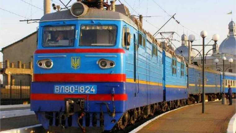 Під Харковом локомотив збив на смерть 20-річного хлопця, який сидів на колії