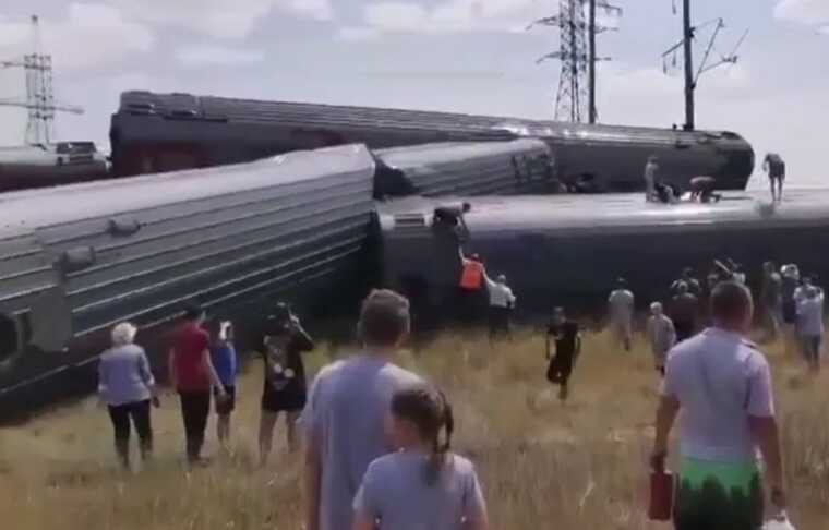В Волгоградской области РФ поезд сошел с рельсов: пострадали около 100 человек