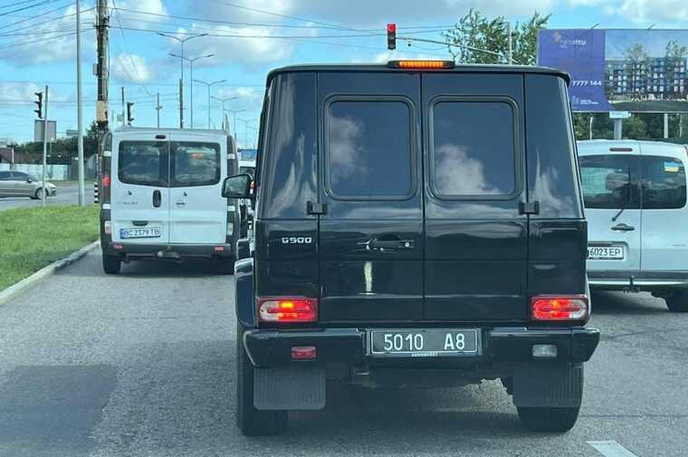 У середмісті Львова помітили елітні автомобілі на військових номерах: військові експерти прокоментували