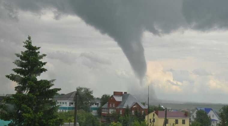 У Татарстані смерч розкидав літаки на аеродромі