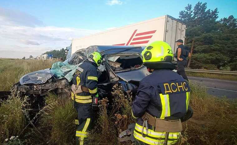 Під Києвом зіткнулися легковик та вантажівка: є загиблий