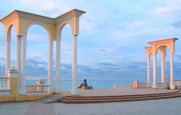 У мережі з’явилося відео з безлюдними пляжами окупованої Євпаторії