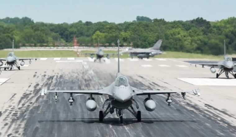 Навіщо ЗМІ поспішили повідомити про прибуття F-16 в Україну