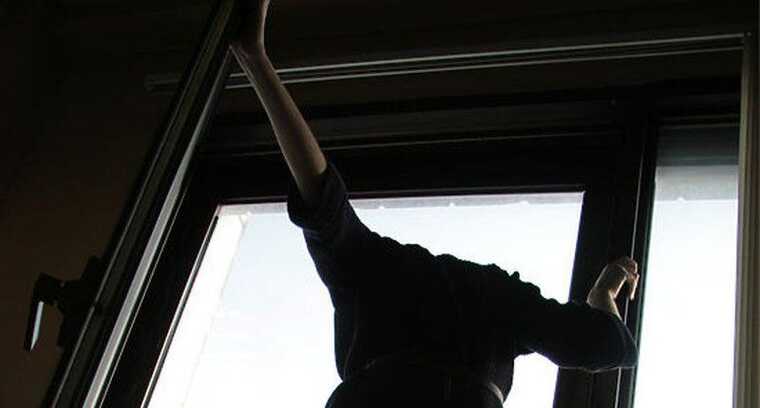 В Киеве на левом берегу парень выпрыгнул из окна многоэтажки